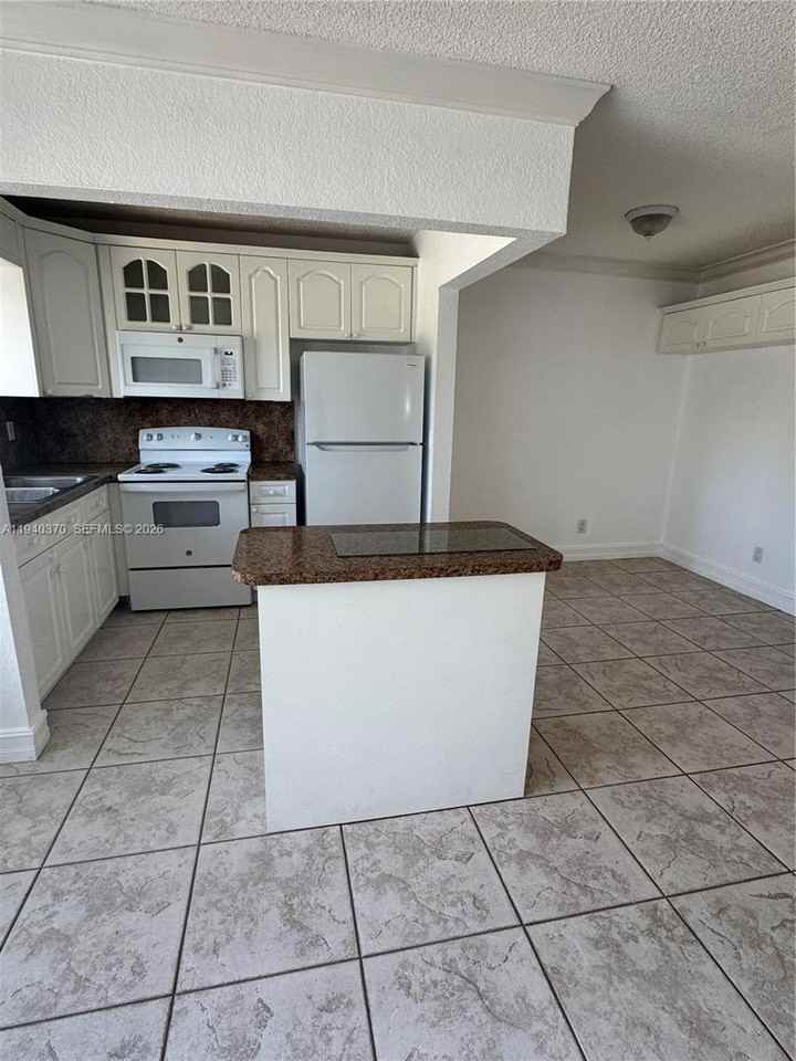 7910 Taft St #7910-309 - Photo 6 of 10