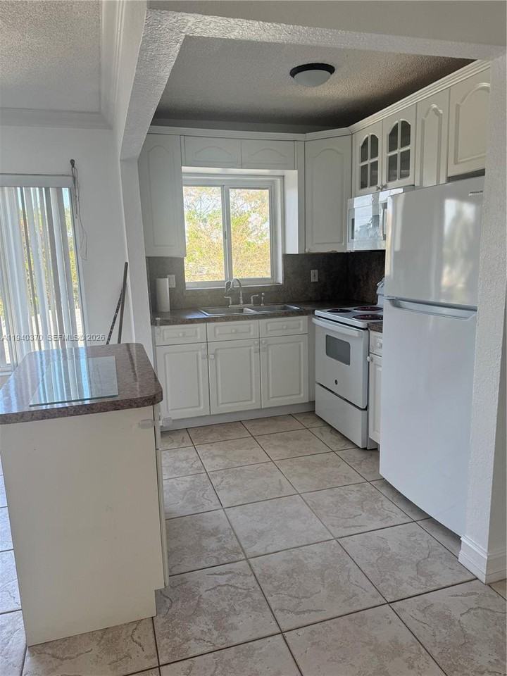 7910 Taft St #7910-309 - Photo 7 of 10