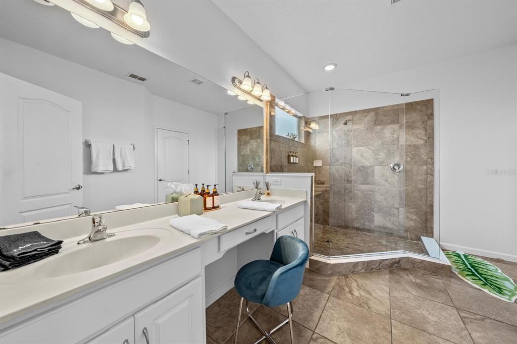 4164 Oaktree Dr #4164 - Photo 4 of 50