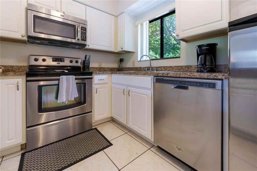 5685 Ashton Lake Dr #5685-5685 - Photo 3 of 25