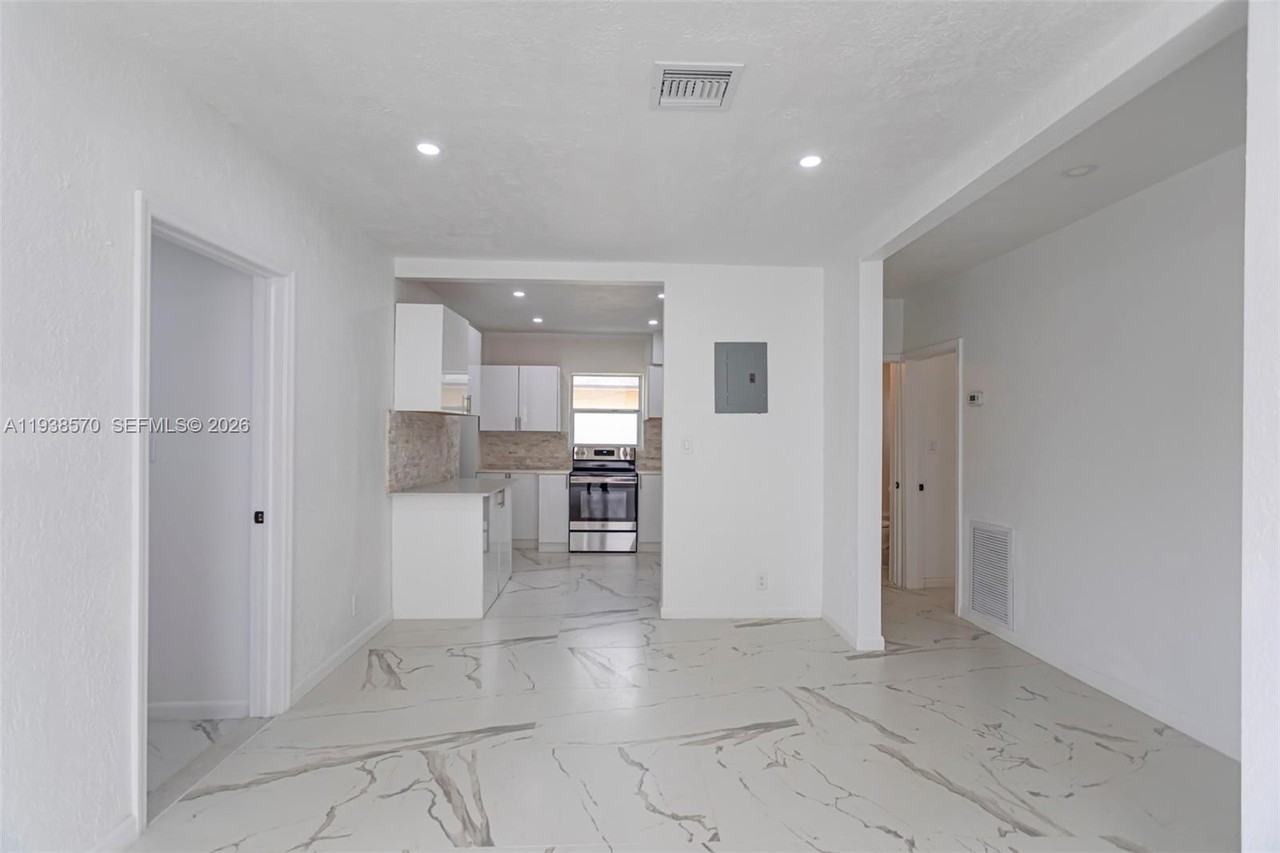 988 Nw 10th St #988-1 - Photo 3 of 36