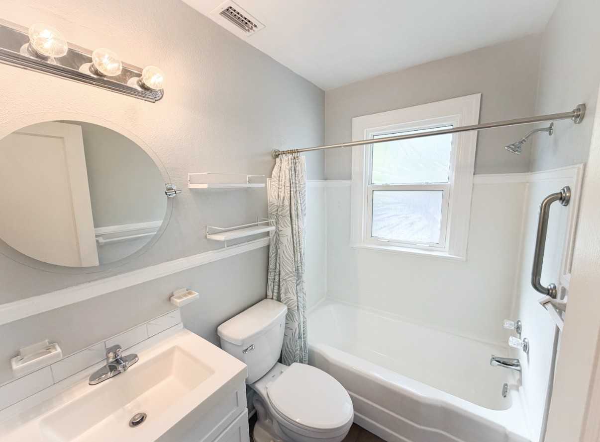 620 15th St N #2UPPER - Photo 4 of 7