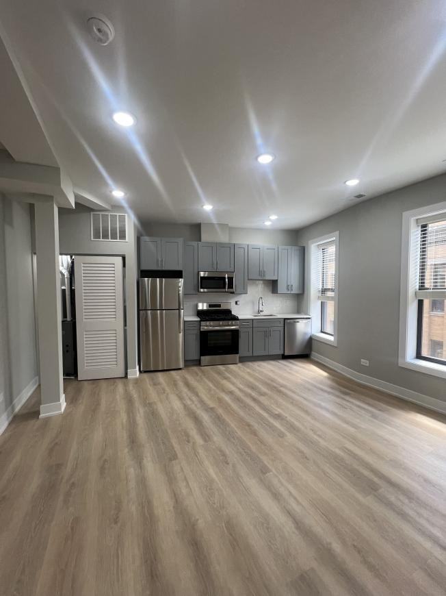 448 W Belden Ave - Photo 2 of 10