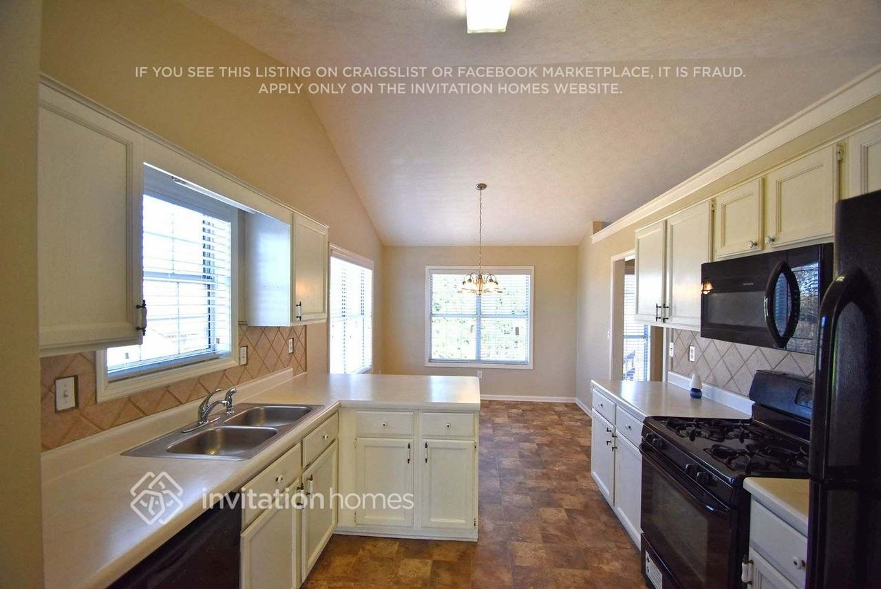 3284 Shady Woods Cir - Photo 4 of 10