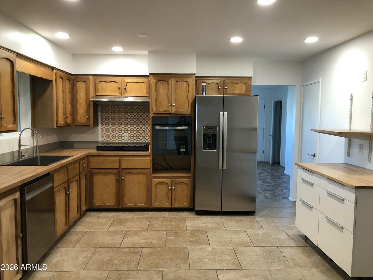 705 W 16th St - Photo 3 of 28