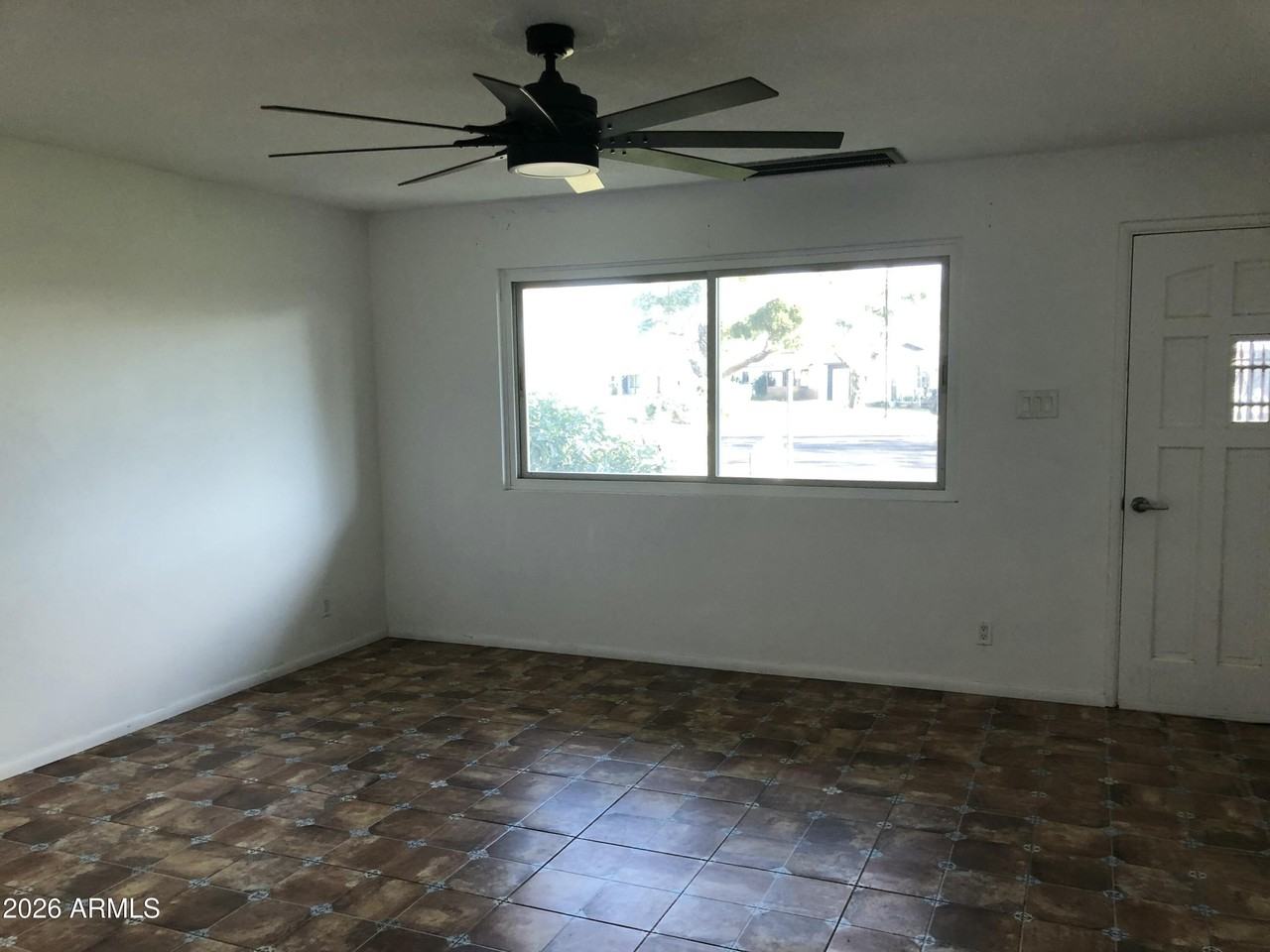 705 W 16th St - Photo 5 of 28