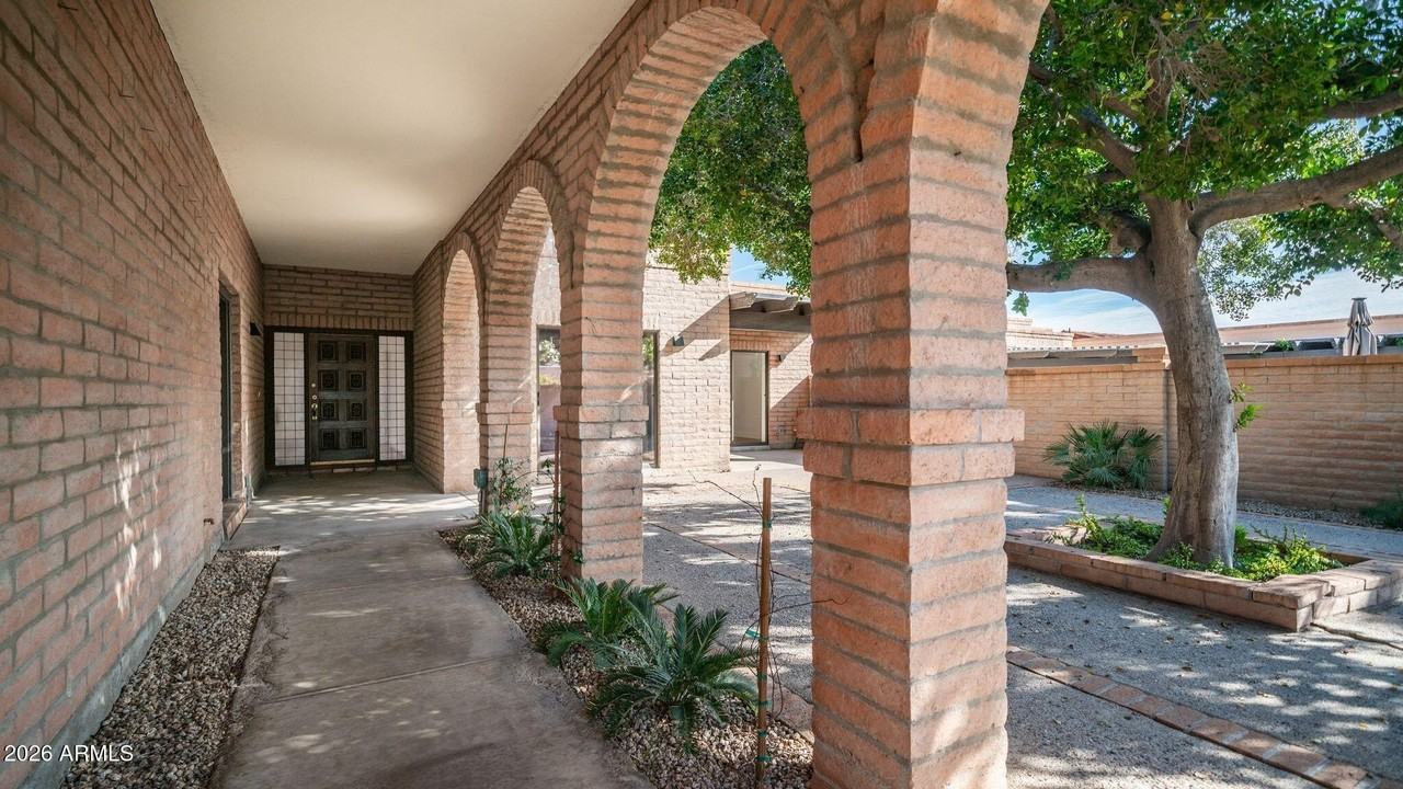 6833 N 18th St - Photo 3 of 38