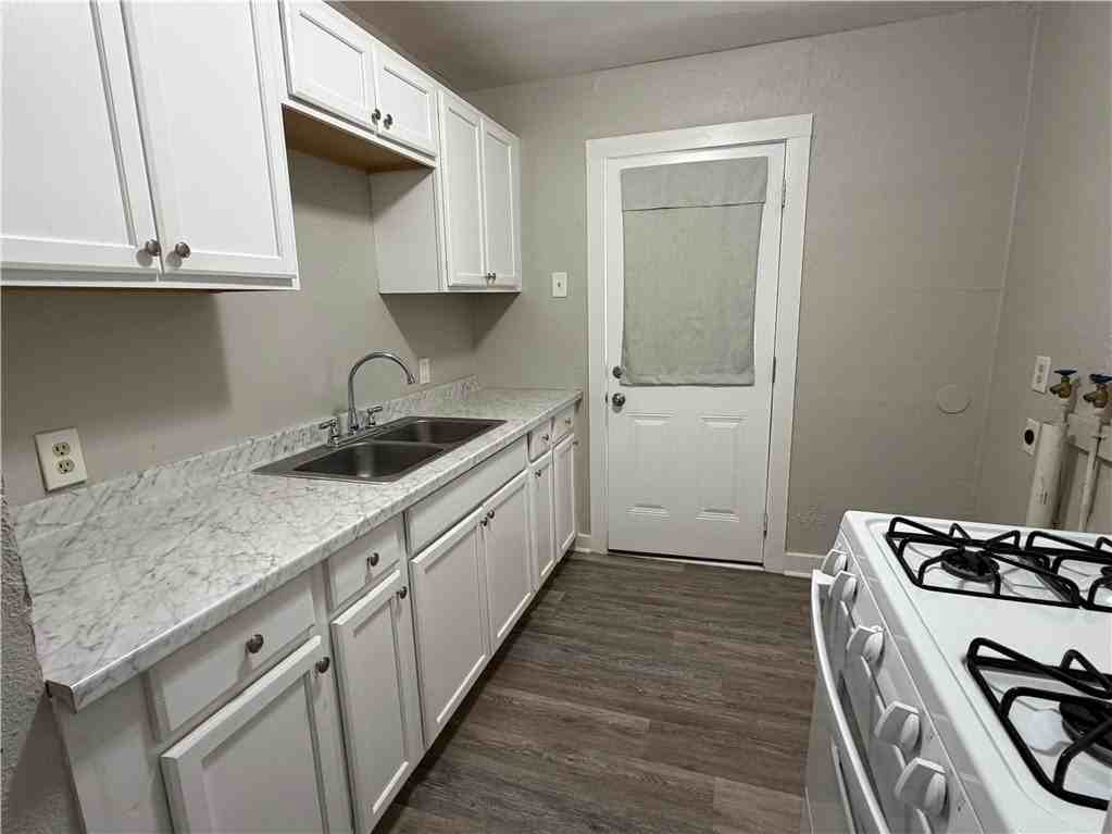 2402 Segrest St - Photo 3 of 9