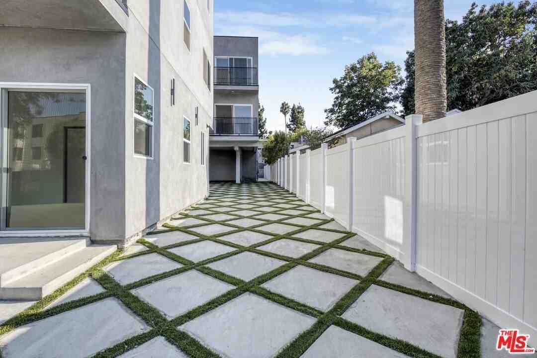 10826 1/4 Hesby St - Photo 3 of 23