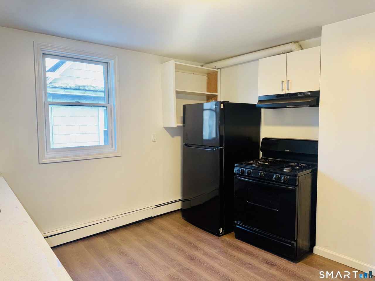 470 Wood Ave - Photo 4 of 15