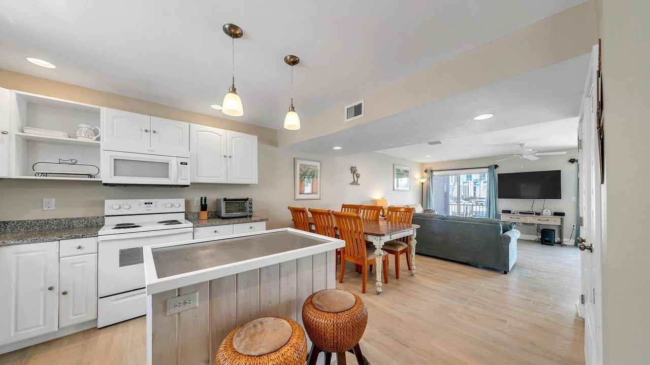 445 Gulf Shore Dr Unit 7 #7 - Photo 5 of 18