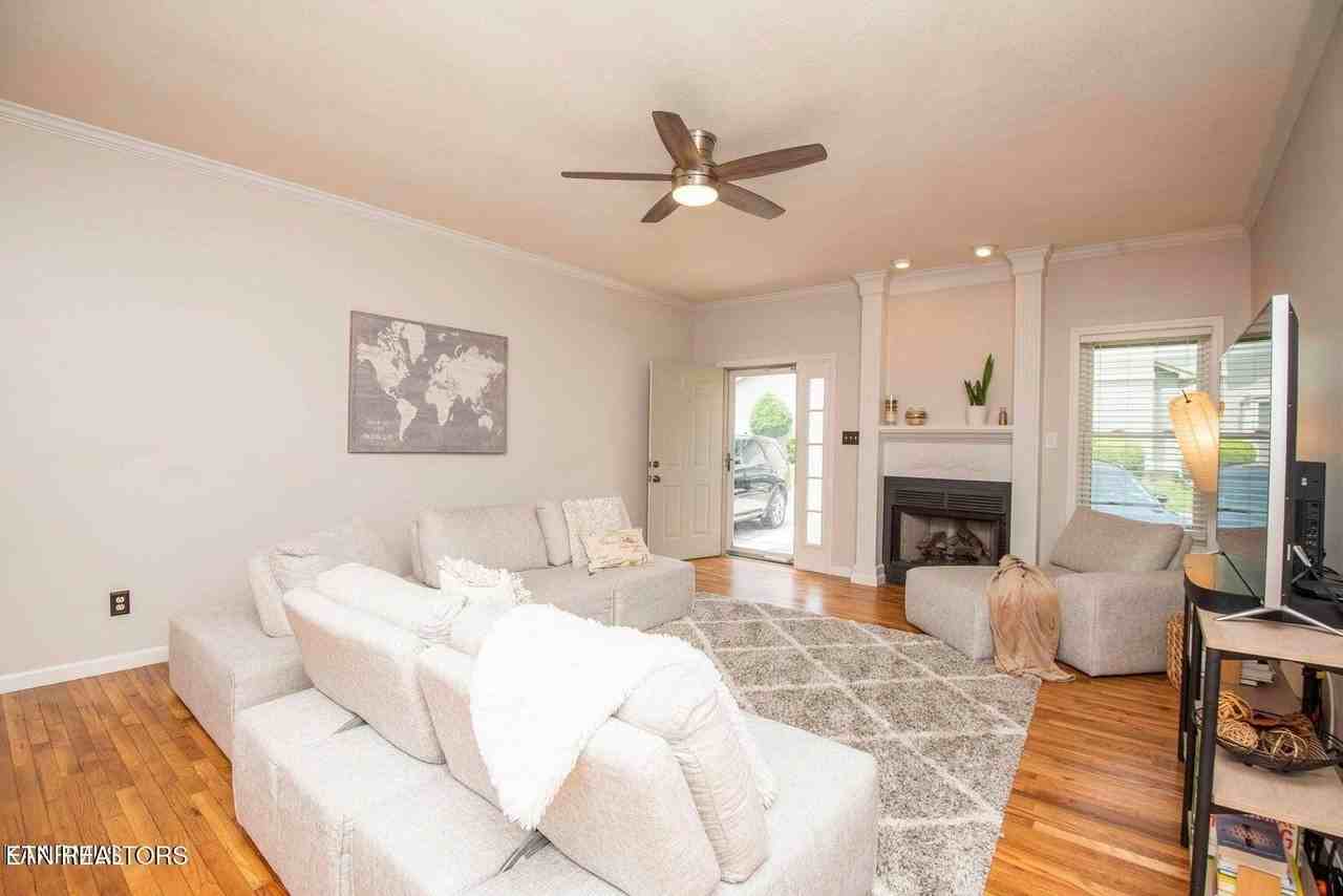 1728 Stone Hedge Dr - Photo 5 of 35