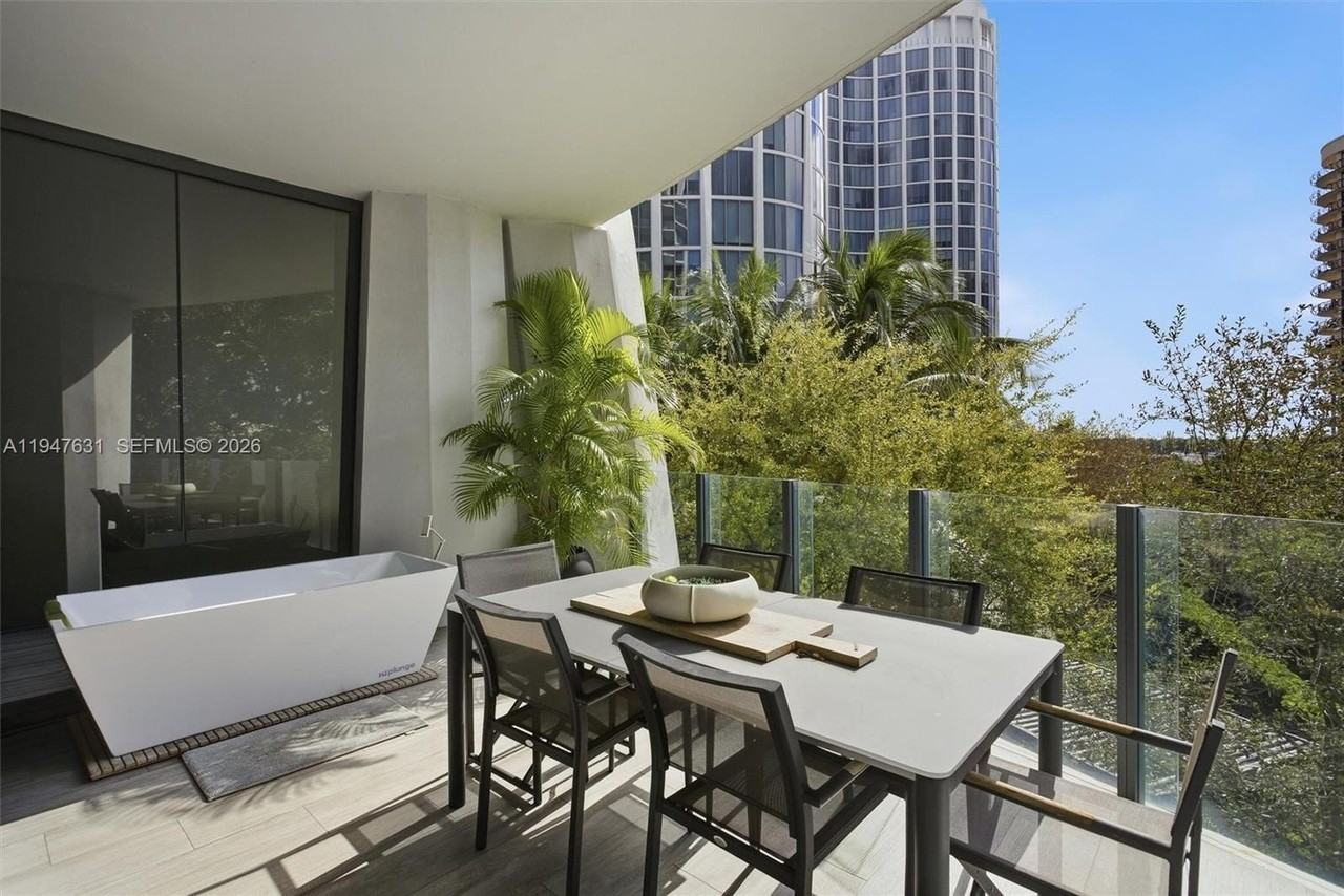 2831 S Bayshore Dr #501 - Photo 5 of 28