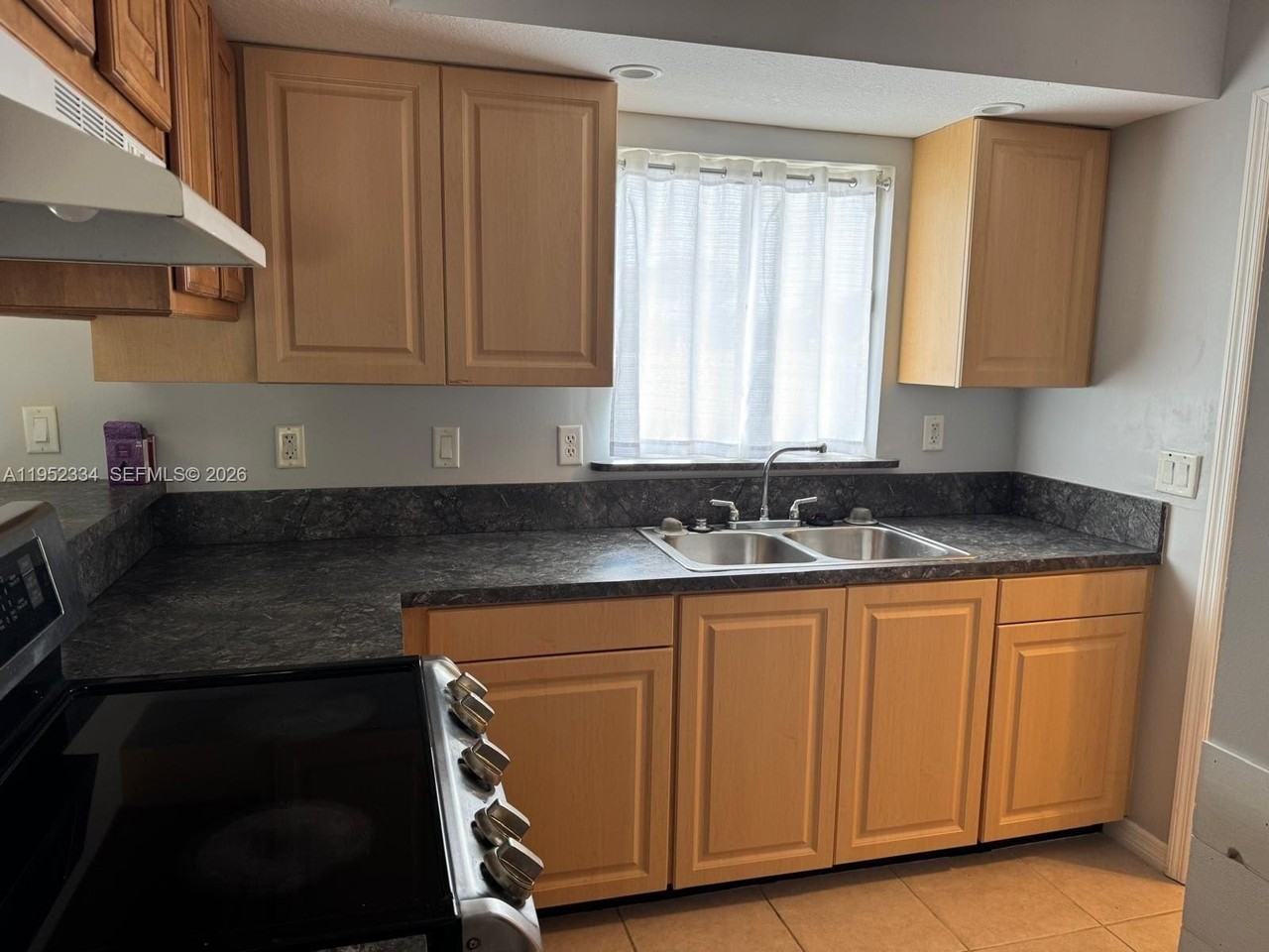 910 Sw Airoso Blvd - Photo 2 of 13