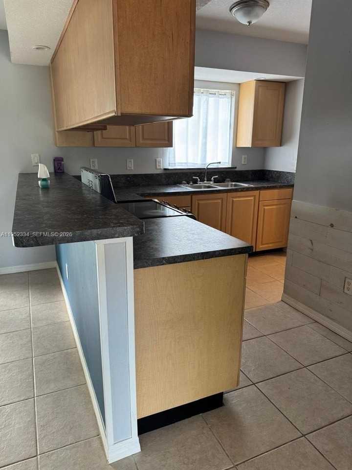 910 Sw Airoso Blvd - Photo 3 of 13