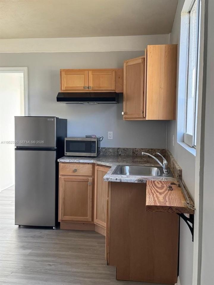 910 Sw Airoso Blvd #1 - Photo 2 of 11