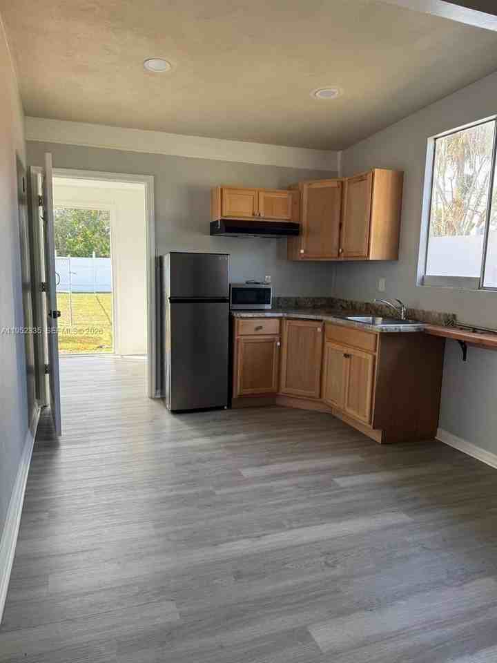 910 Sw Airoso Blvd #1 - Photo 3 of 11