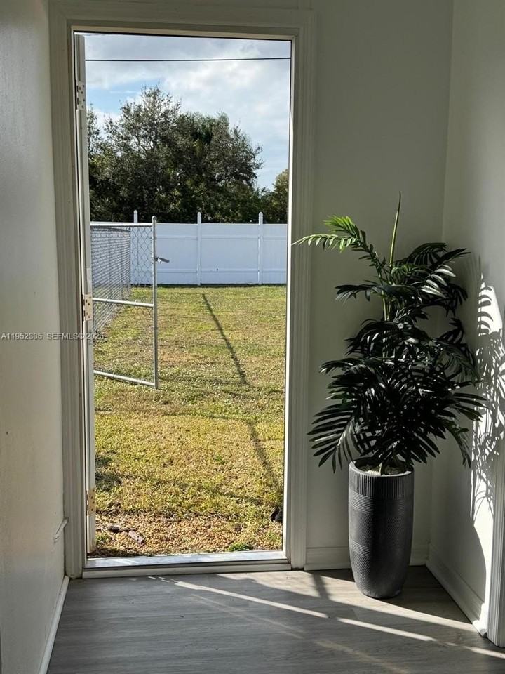 910 Sw Airoso Blvd #1 - Photo 4 of 11