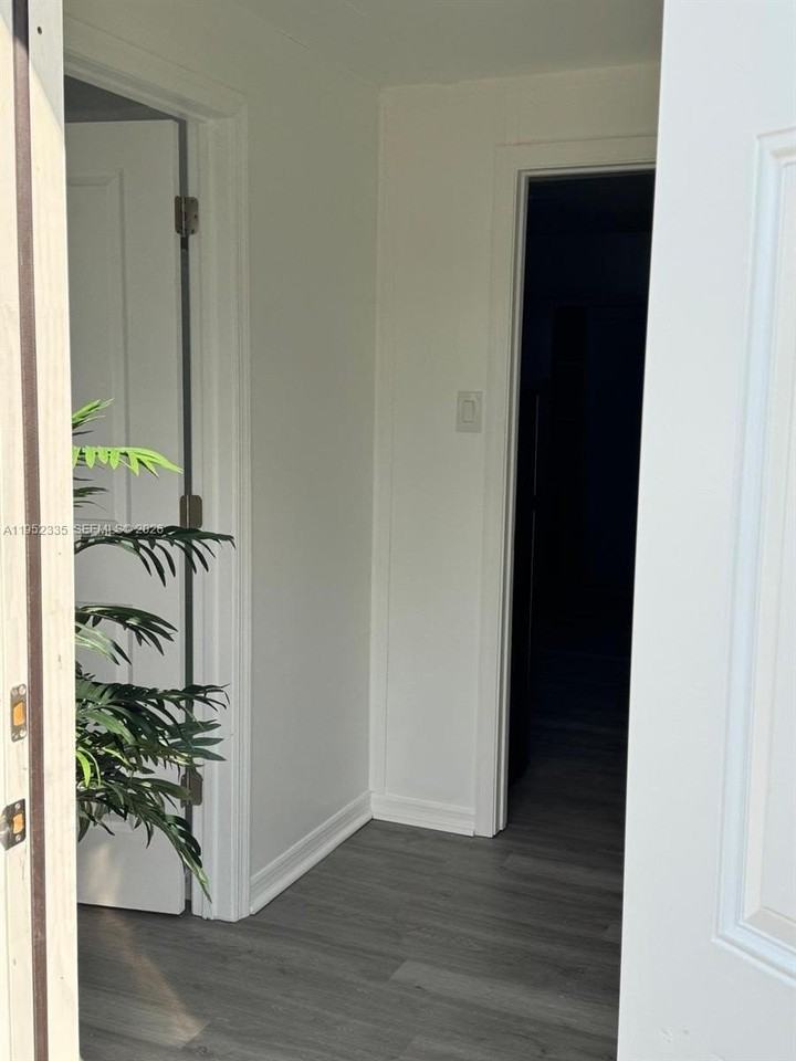 910 Sw Airoso Blvd #1 - Photo 5 of 11