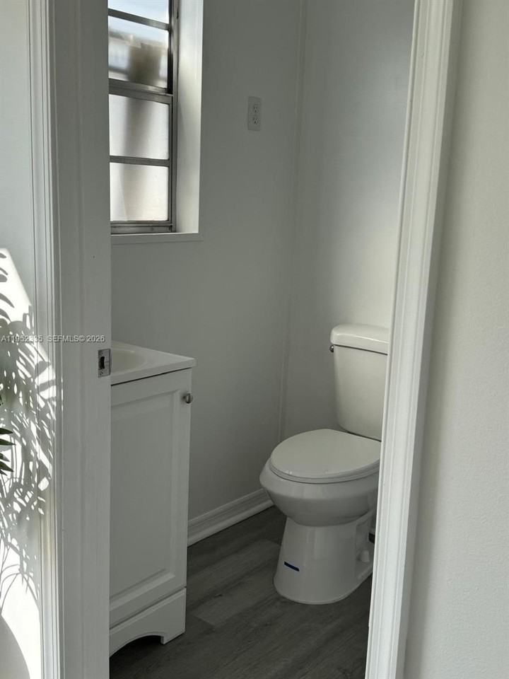 910 Sw Airoso Blvd #1 - Photo 6 of 11