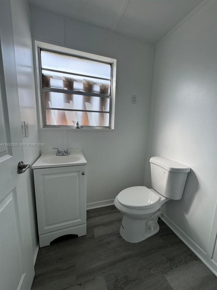 910 Sw Airoso Blvd #1 - Photo 7 of 11