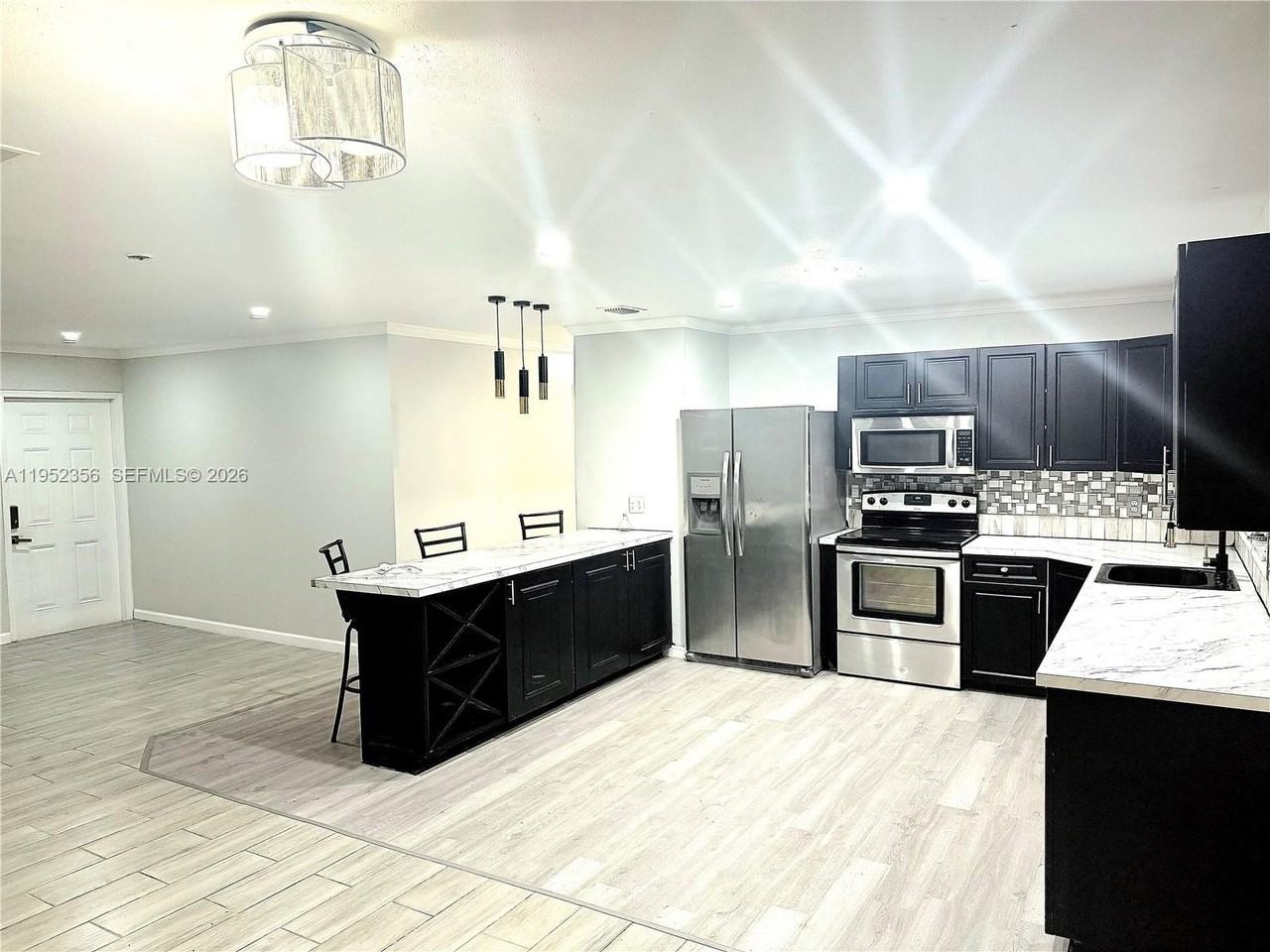 1822 Se Oxmoor Ct - Photo 2 of 24