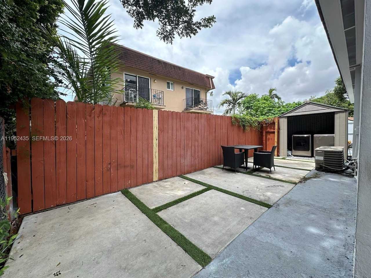 2550 Sw 9th St #A - Photo 2 of 11