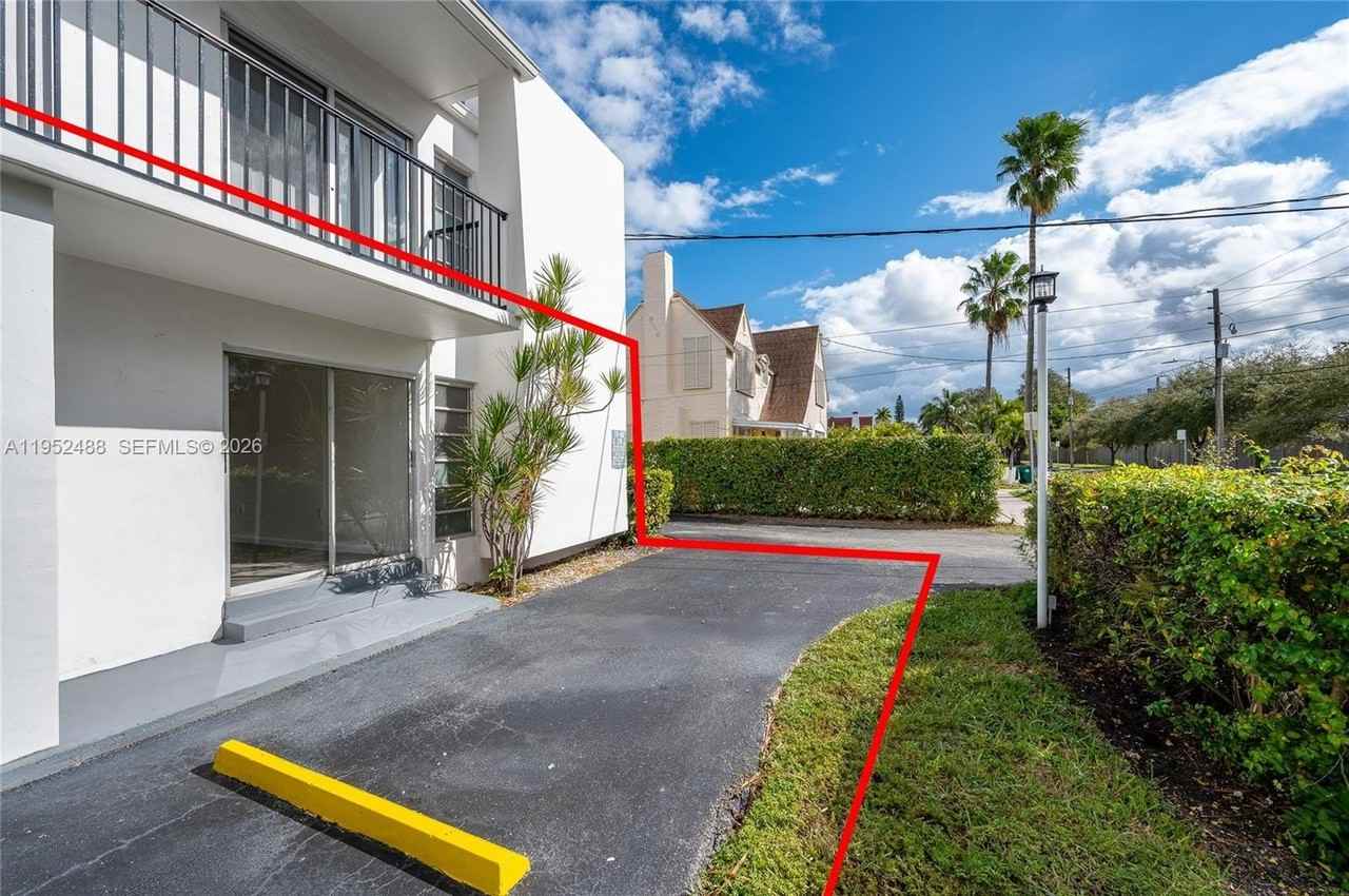 455 Sw 27th Ave #5 - Photo 6 of 24