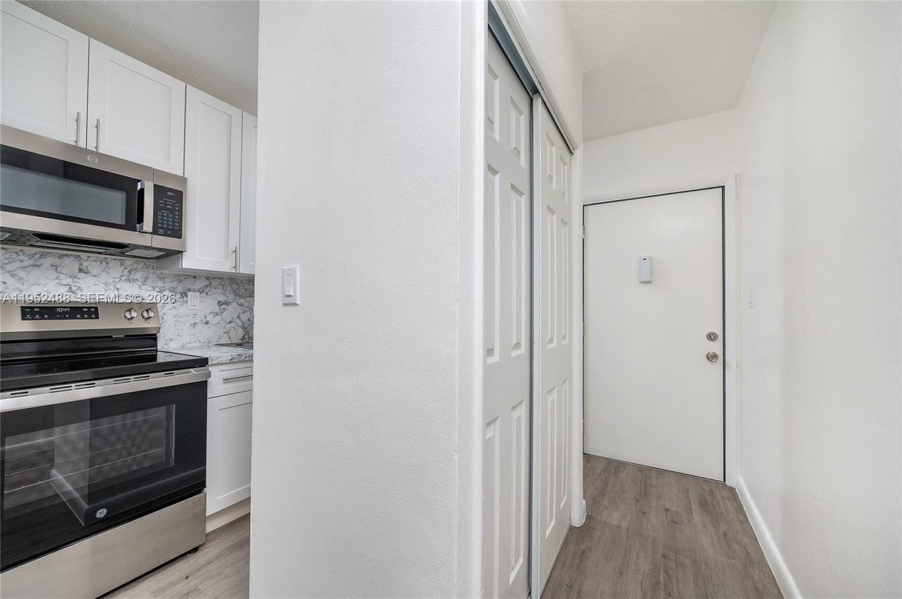 455 Sw 27th Ave #5 - Photo 7 of 24