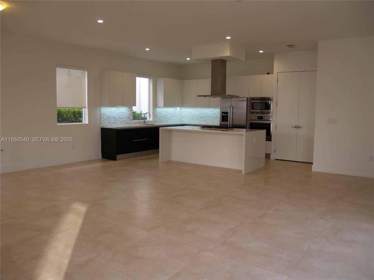 10053 Nw 76th Ter - Photo 3 of 35