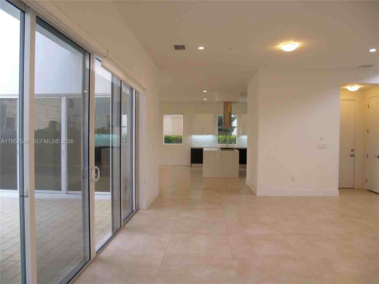 10053 Nw 76th Ter - Photo 7 of 35