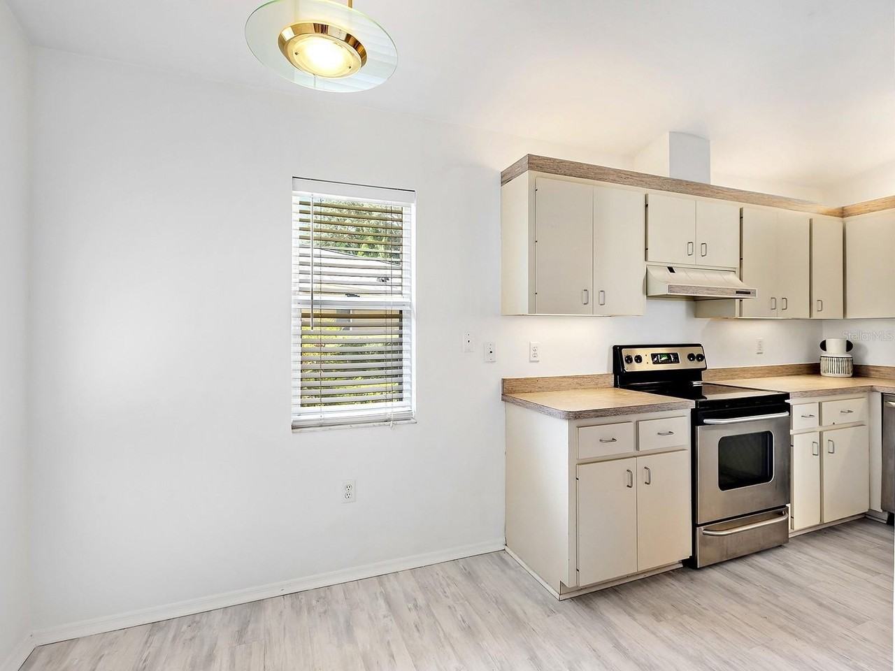 220 Chartley Ct N - Photo 7 of 28