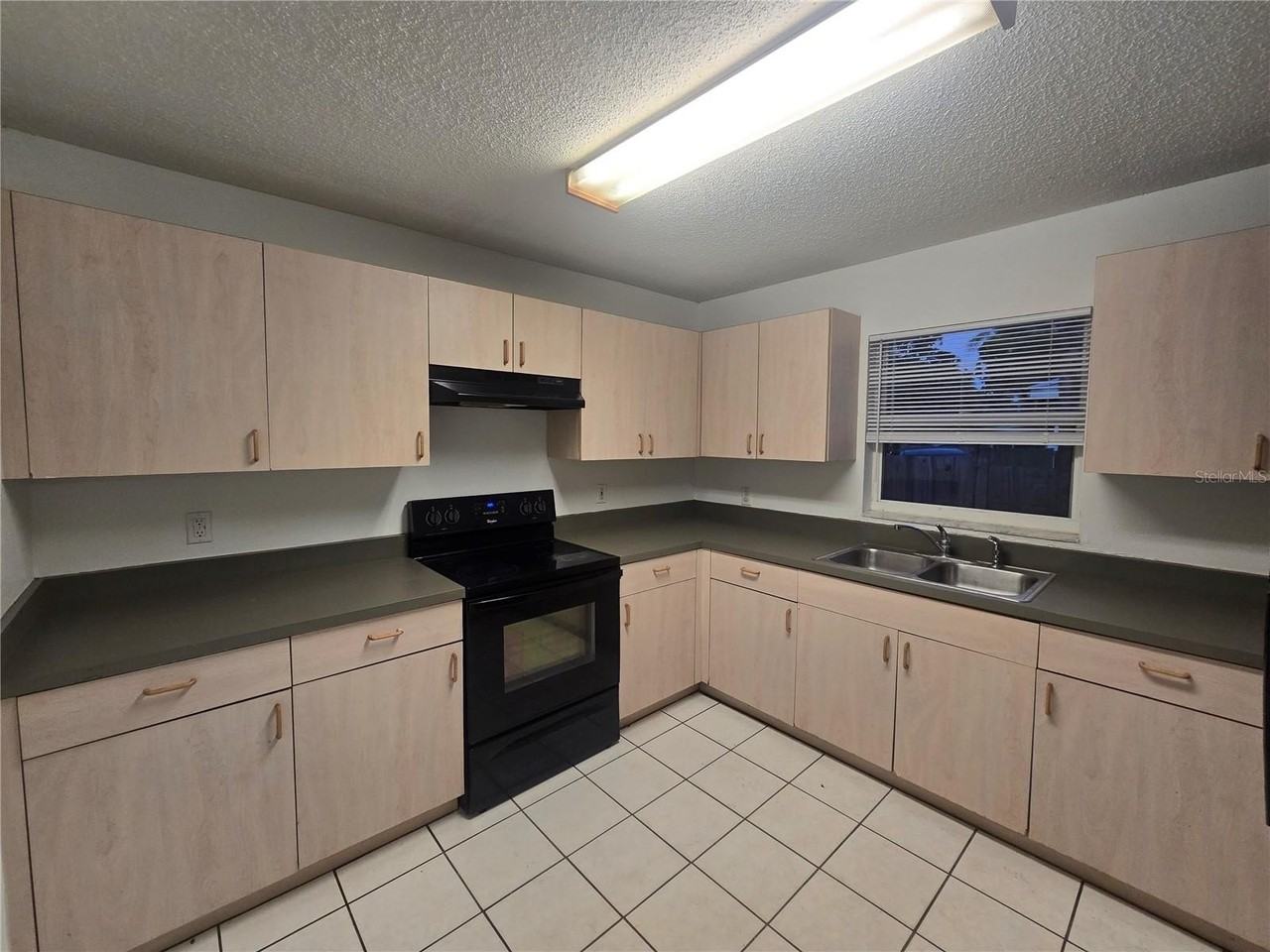 1052 Highland St - Photo 4 of 9