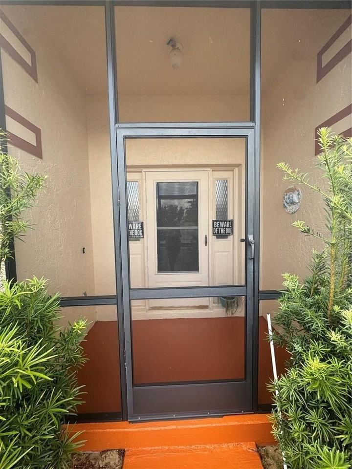 929 Devonshire Way - Photo 3 of 11