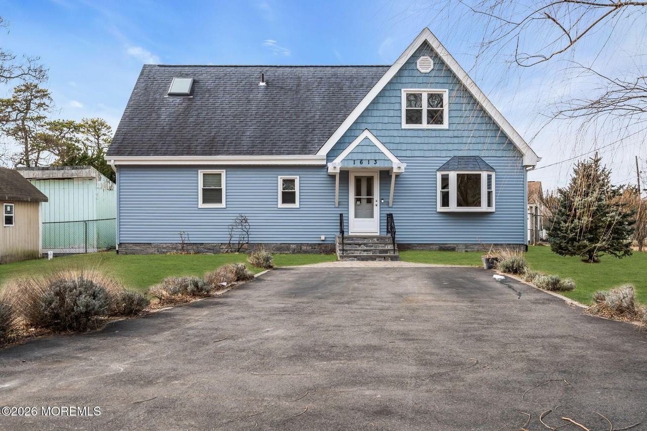 1613 Beacon St - Photo 2 of 27