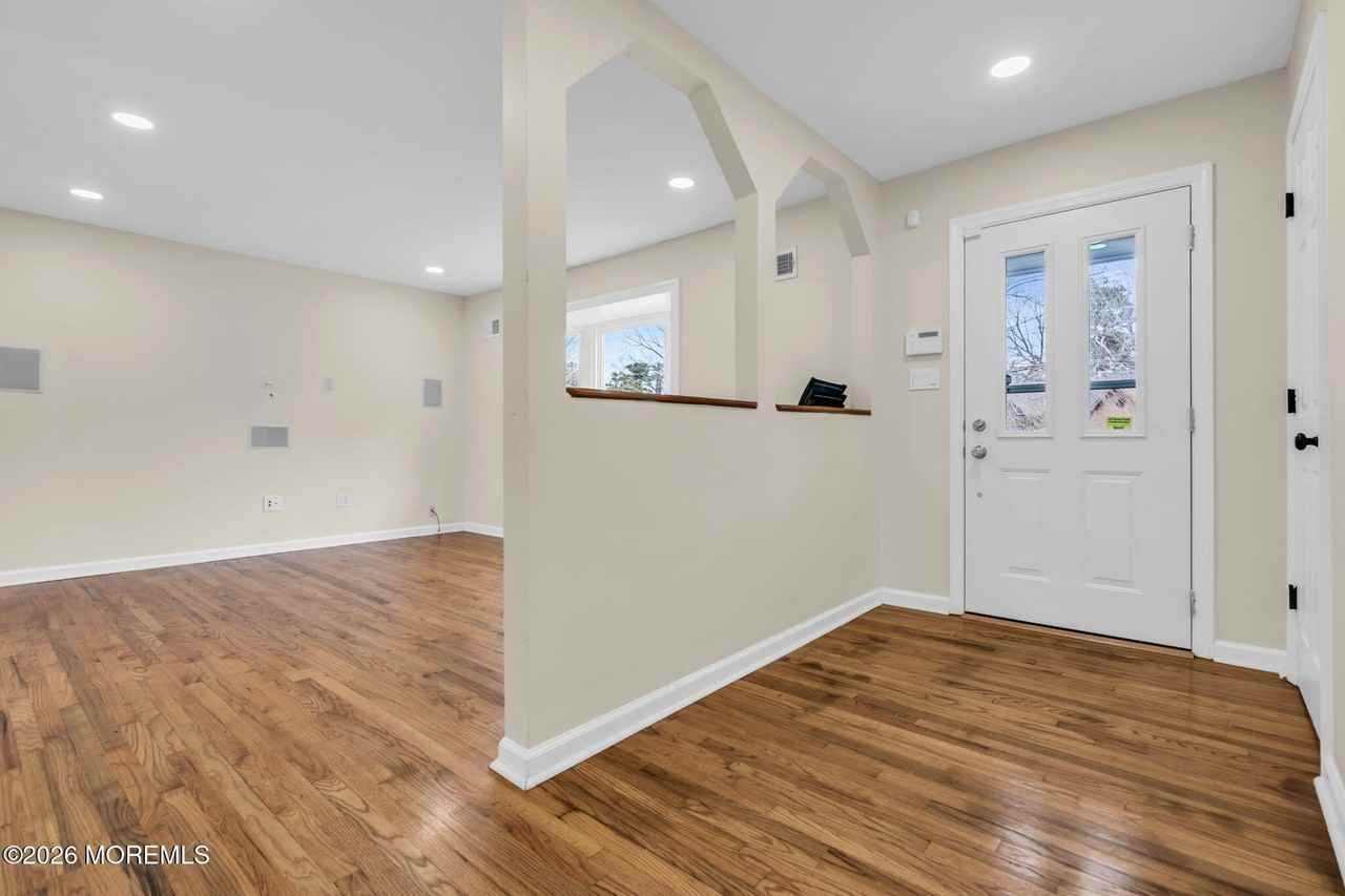 1613 Beacon St - Photo 3 of 27