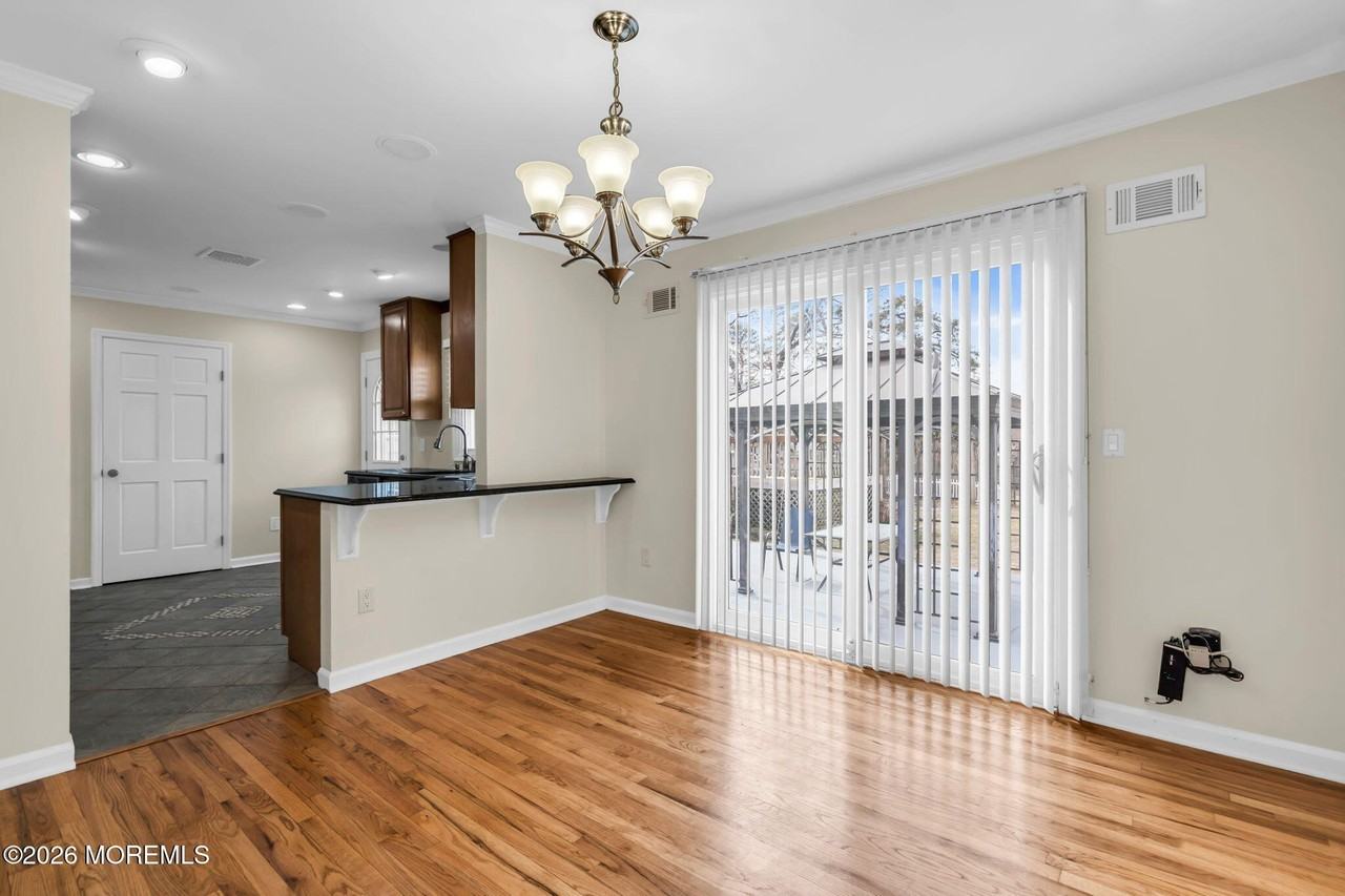 1613 Beacon St - Photo 5 of 27