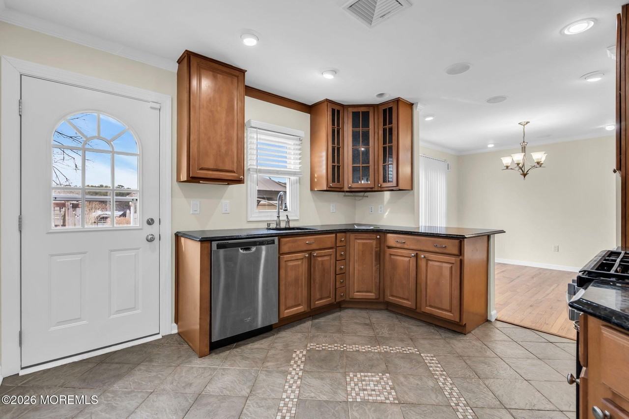 1613 Beacon St - Photo 6 of 27