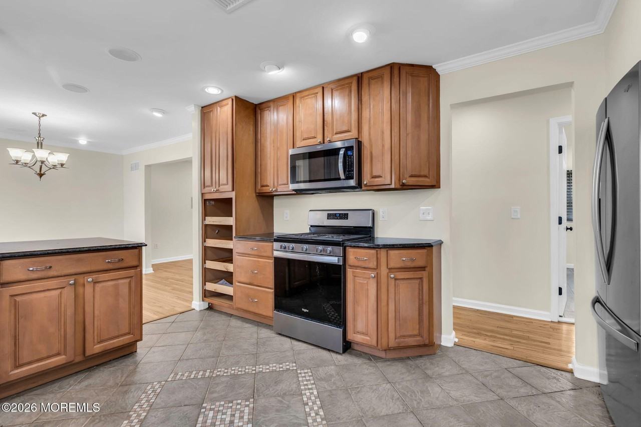 1613 Beacon St - Photo 7 of 27