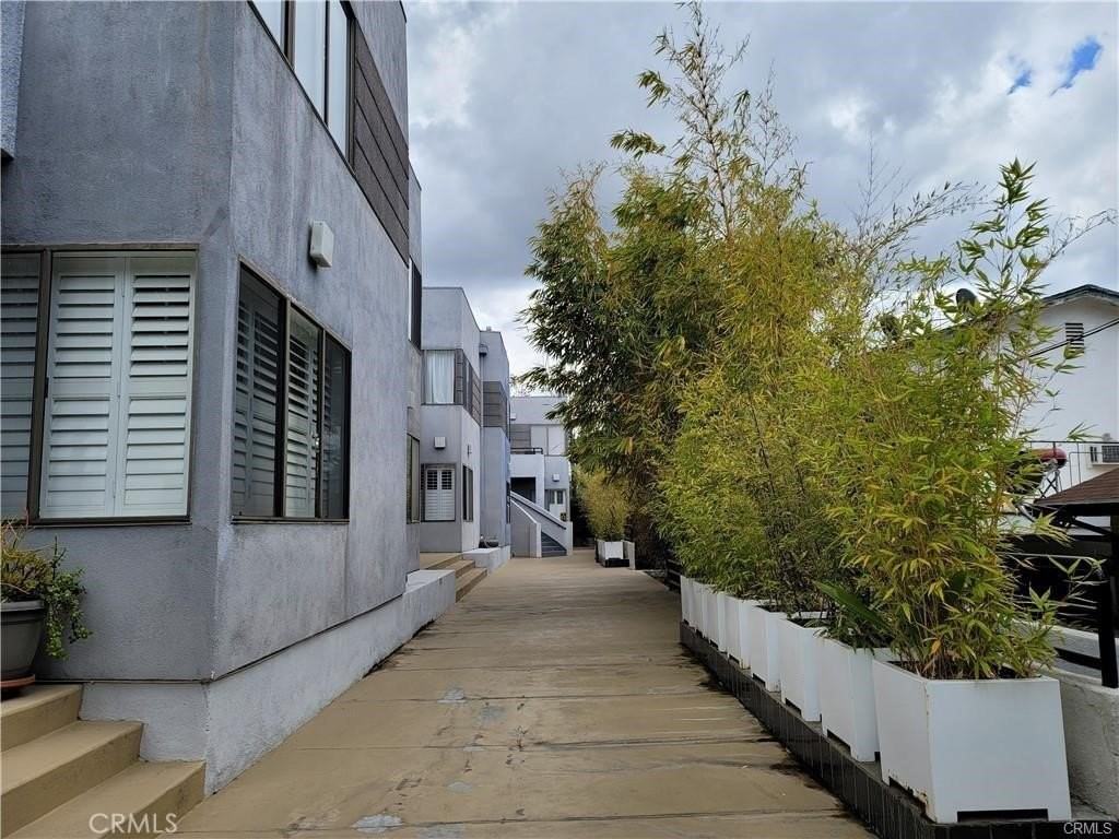 360 S Los Robles Ave #7 - Photo 3 of 22