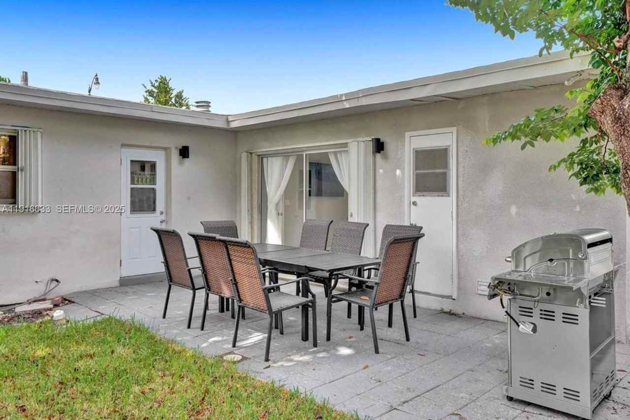1573 Ne 30th Ct - Photo 3 of 8