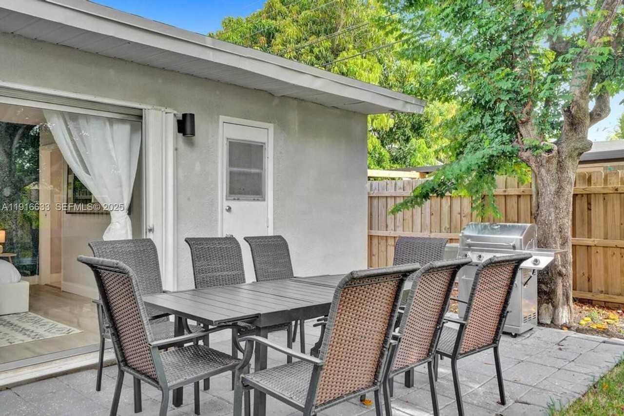 1573 Ne 30th Ct - Photo 4 of 8