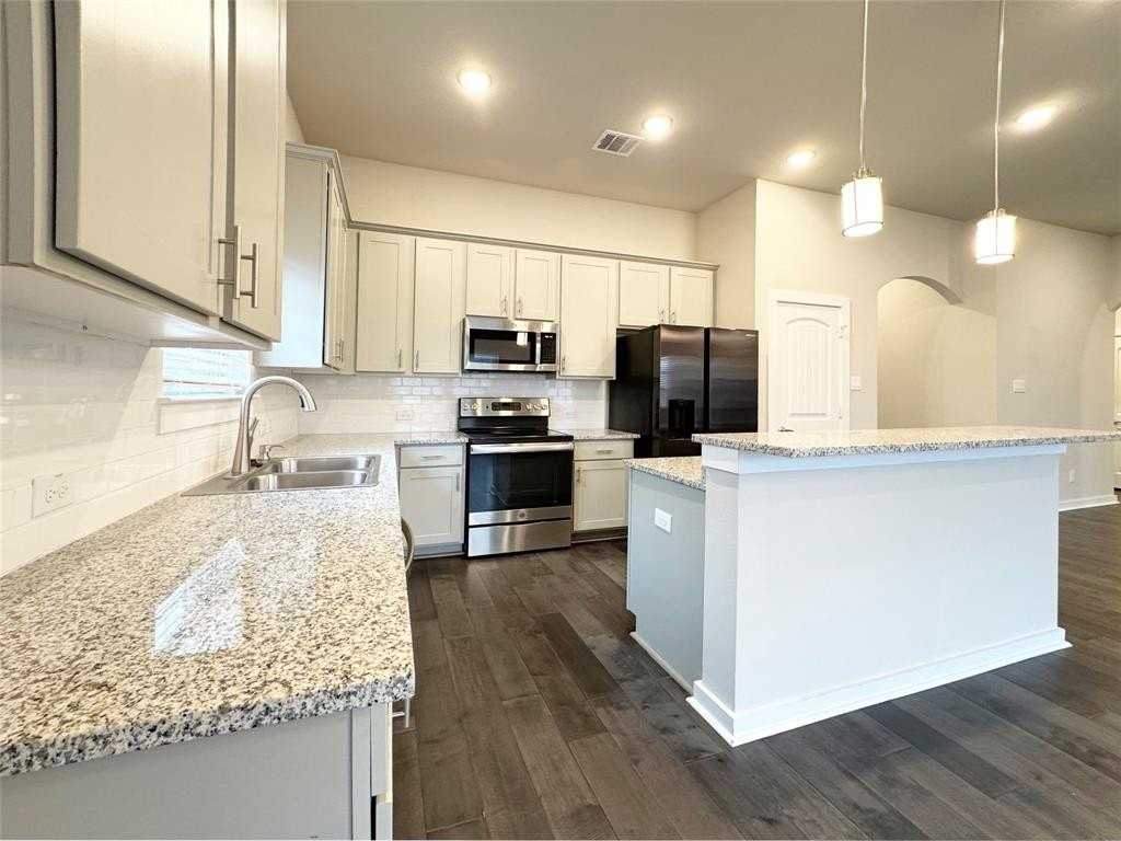 557 S Utah St - Photo 7 of 39