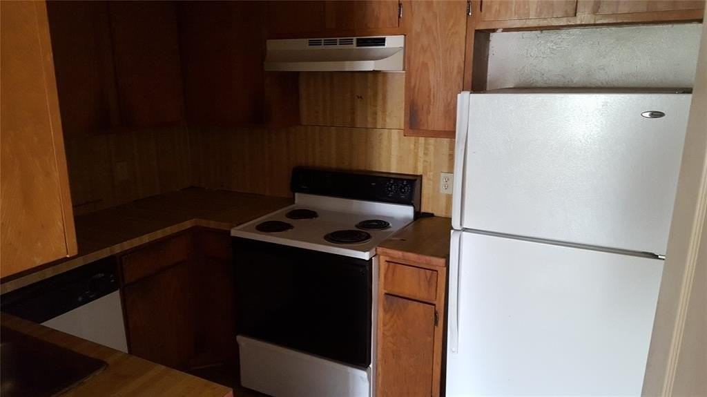 1037 Southmoor Dr - Photo 2 of 7