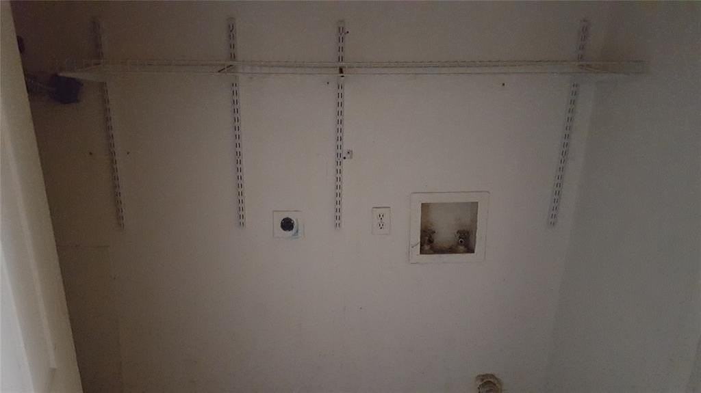 1037 Southmoor Dr - Photo 3 of 7