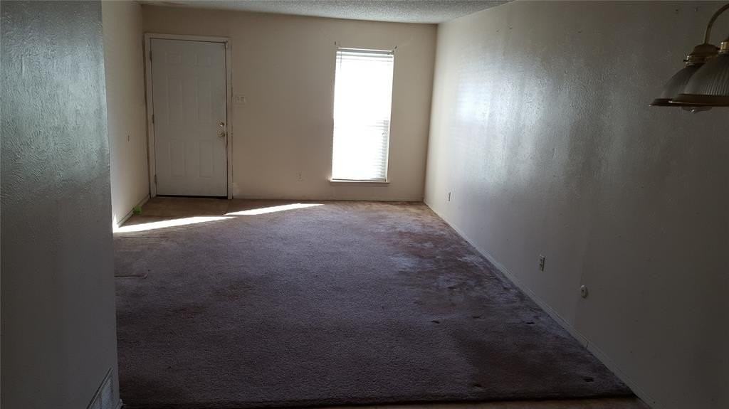 1037 Southmoor Dr - Photo 4 of 7