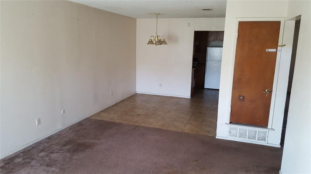 1037 Southmoor Dr - Photo 5 of 7