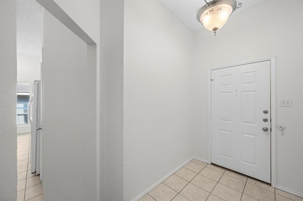 8008 Peregrine Trl - Photo 6 of 27