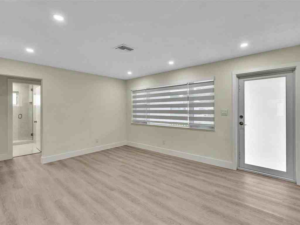 21 Se 11th St - Photo 4 of 22