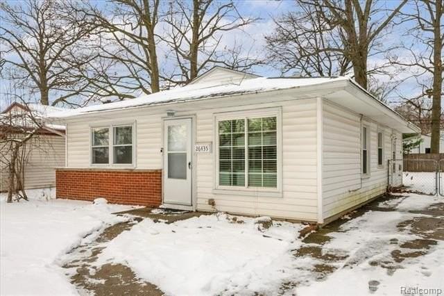 26435 Tawas St - Photo 2 of 20